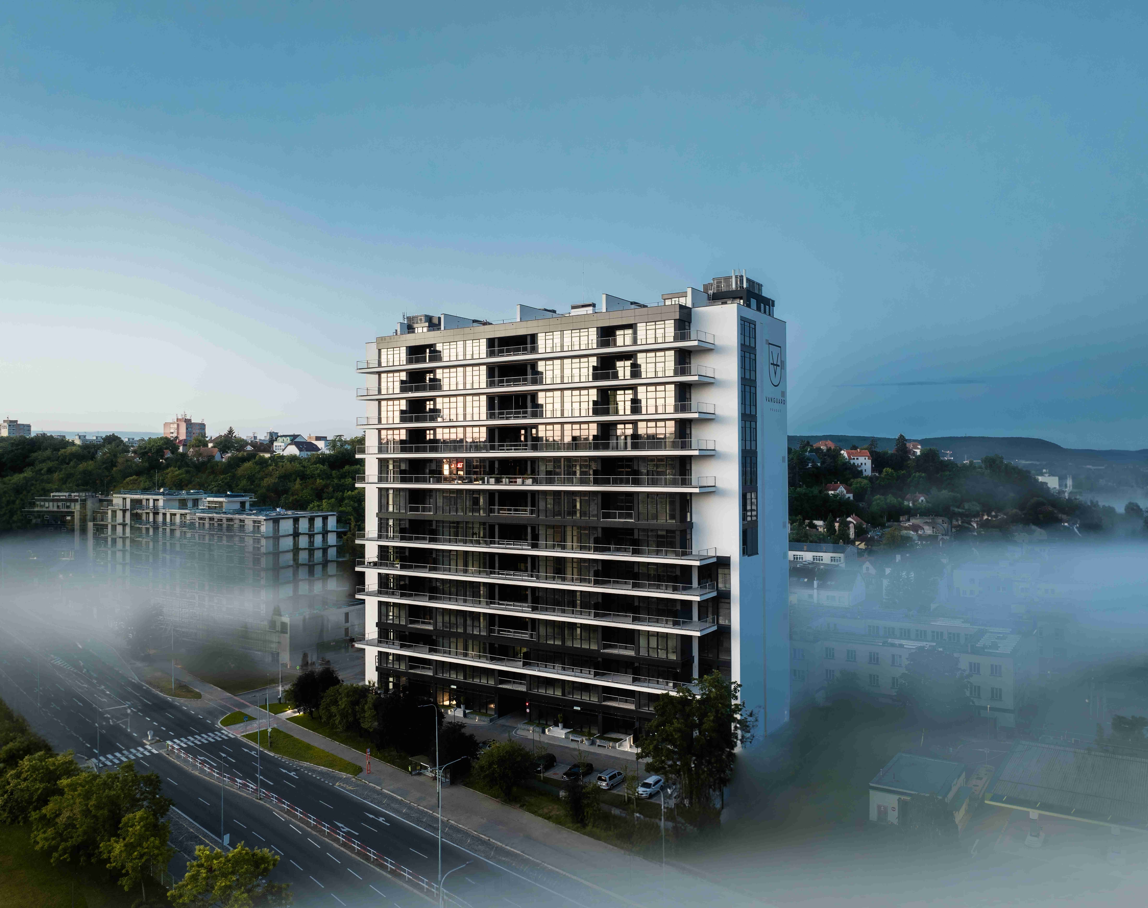 Skleněná plastika MEANDR od Matěje Hájka propojuje architekturu Vanguardu s říční krajinou Vltavy