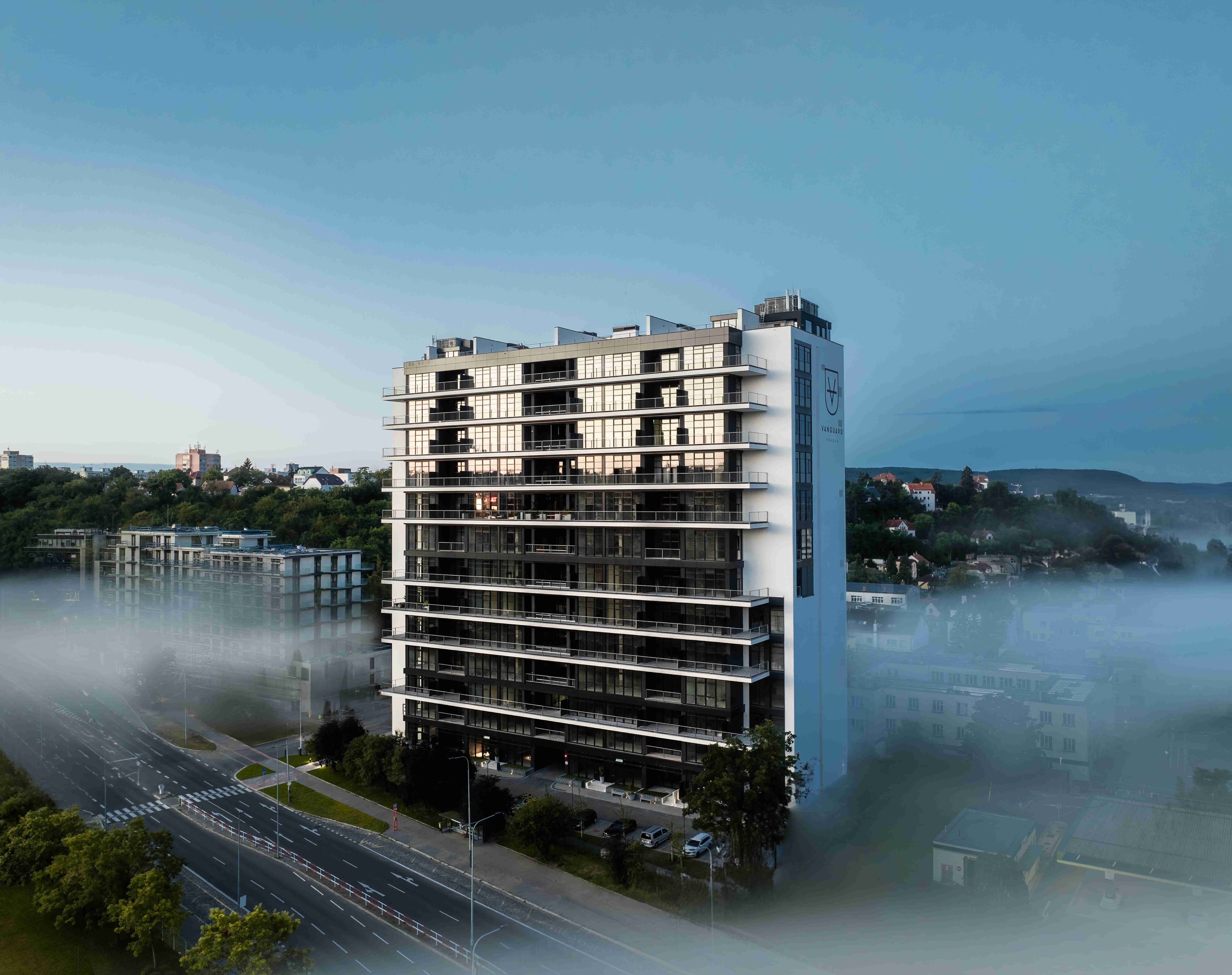 Skleněná plastika MEANDR od Matěje Hájka propojuje architekturu Vanguardu s říční krajinou Vltavy